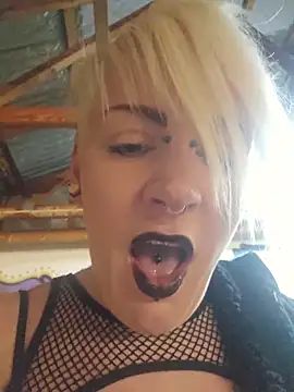 Snapshot of PinkTheHawk chatting on 10-25-25, 01:38 PinkTheHawk online show from 10-25-25, 01:38