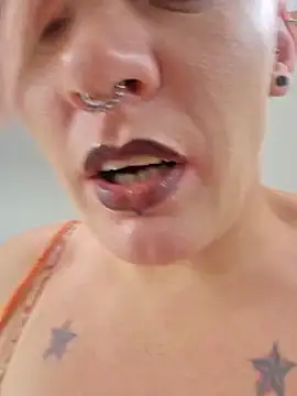 Snapshot of PinkTheHawk chatting on 01-17-25, 04:06 PinkTheHawk online show from 01-17-25, 04:06