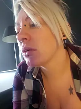 Snapshot of PinkTheHawk chatting on 10-05-25, 10:22 PinkTheHawk online show from 10-05-25, 10:22