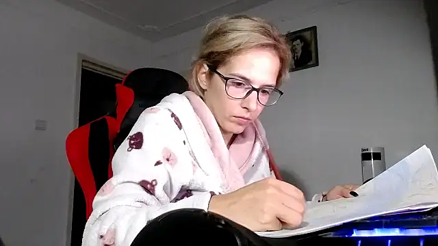 Snapshot of SexxyLety chatting on 09-25-25, 08:04 SexxyLety online show from 09-25-25, 08:04