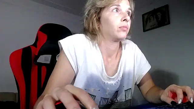 Snapshot of SexxyLety chatting on 09-15-25, 08:20 SexxyLety online show from 09-15-25, 08:20