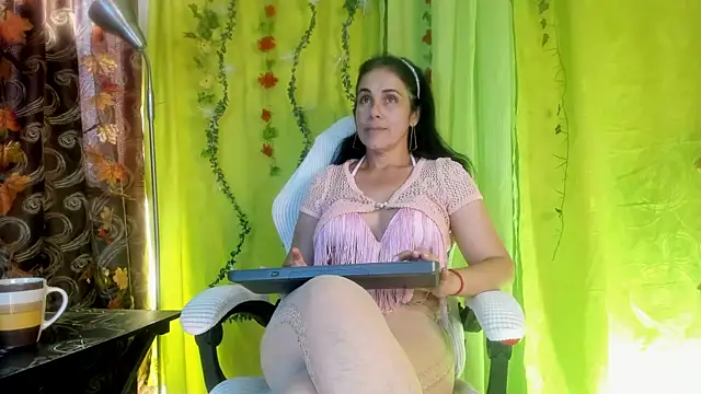 Snapshot of girasol_walton chatting on 06-16-26, 01:55 girasol walton online show from 06-16-26, 01:55