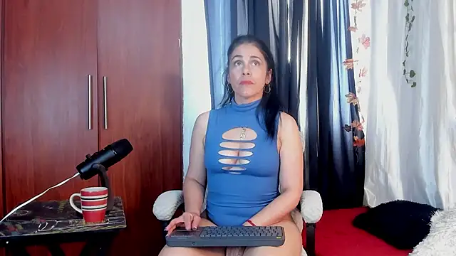 Snapshot of girasol_walton chatting on 09-22-25, 02:12 girasol walton online show from 09-22-25, 02:12