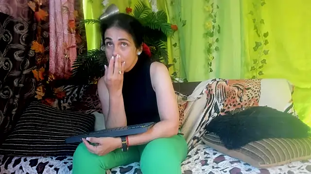 Snapshot of girasol_walton chatting on 06-04-26, 04:00 girasol walton online show from 06-04-26, 04:00