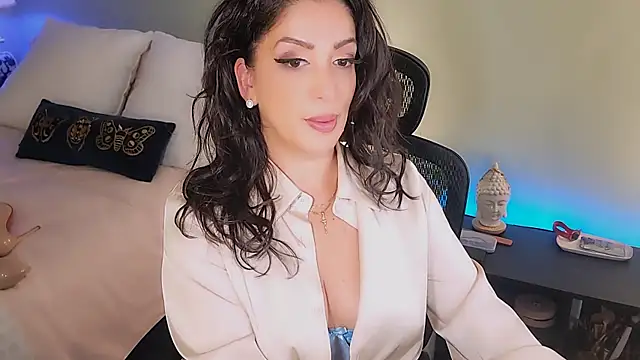 Snapshot of Wonderful_Woman chatting on 10-25-25, 02:44 Wonderful Woman online show from 10-25-25, 02:44