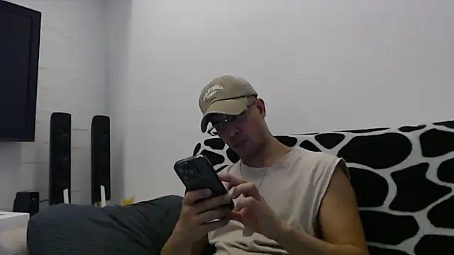 Snapshot of SebastianReiss chatting on 10-20-25, 07:03 SebastianReiss online show from 10-20-25, 07:03