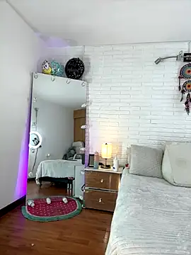 hollythomson online show from 10-28-25, 05:12