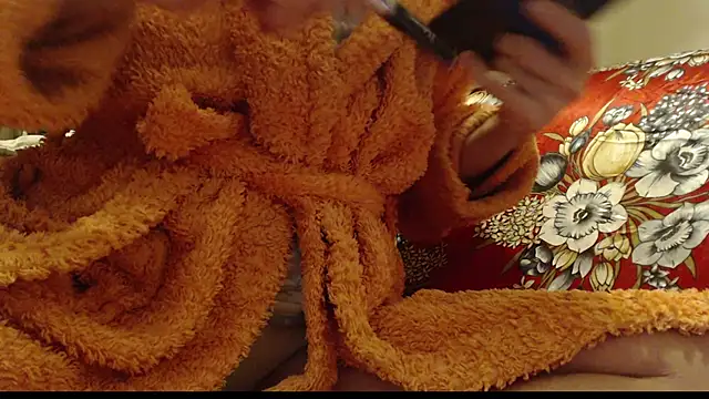 Snapshot of larawet chatting on 01-14-25, 12:54 larawet online show from 01-14-25, 12:54