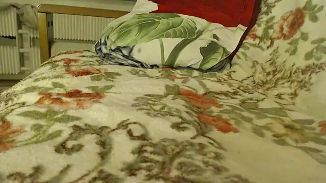 Snapshot of larawet chatting on 01-08-25, 03:39 larawet online show from 01-08-25, 03:39