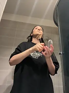 Snapshot of IrisBlues chatting on 12-21-25, 05:03 IrisBlues online show from 12-21-25, 05:03