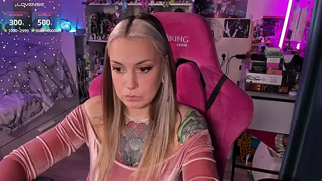 Snapshot of ChloeKohaku chatting on 10-31-25, 11:18 ChloeKohaku online show from 10-31-25, 11:18