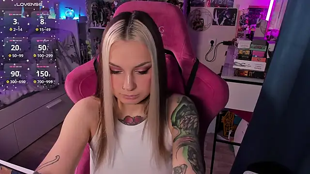 Snapshot of ChloeKohaku chatting on 11-10-25, 03:55 ChloeKohaku online show from 11-10-25, 03:55