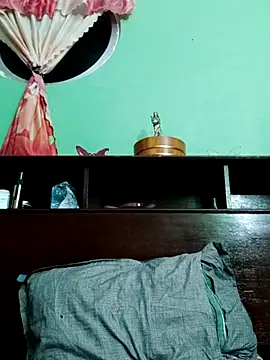 QueenSoreal online show from 10-19-25, 04:10