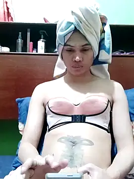 QueenSoreal online show from 12-05-25, 01:10