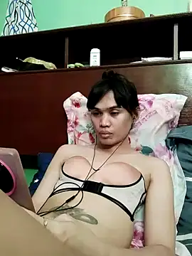 QueenSoreal online show from 05-05-26, 04:54
