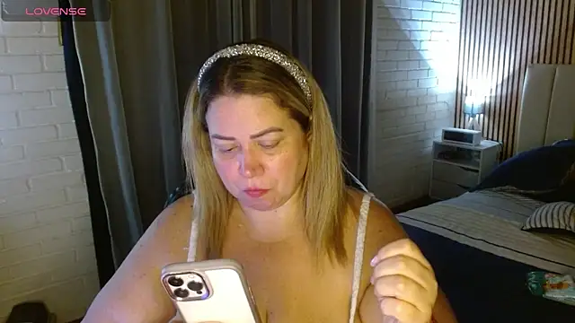 Snapshot of bella_savati chatting on 02-14-26, 12:44 bella savati online show from 02-14-26, 12:44