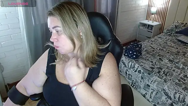 Snapshot of bella_savati chatting on 12-20-25, 07:28 bella savati online show from 12-20-25, 07:28