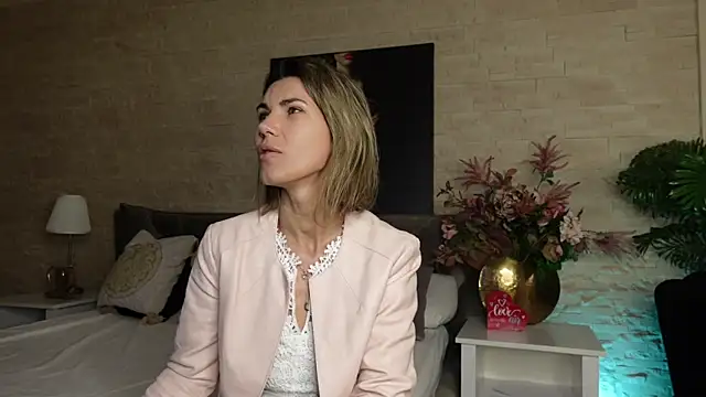 Snapshot of FeliciaKrige chatting on 04-23-26, 07:26 FeliciaKrige online show from 04-23-26, 07:26