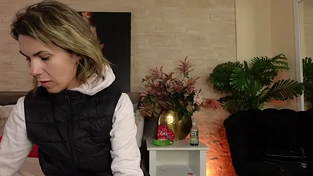 FeliciaKrige online show from 04-09-26, 08:15