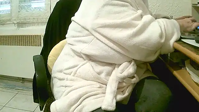 Snapshot of douceur63 chatting on 01-09-26, 12:23 douceur63 online show from 01-09-26, 12:23