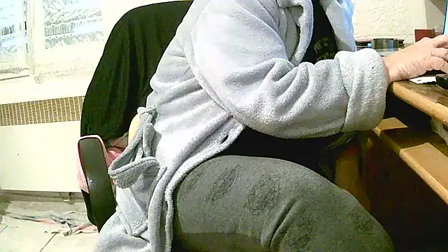 Snapshot of douceur63 chatting on 12-04-25, 11:20 douceur63 online show from 12-04-25, 11:20