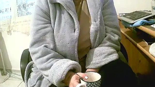 Snapshot of douceur63 chatting on 12-19-24, 12:45 douceur63 online show from 12-19-24, 12:45