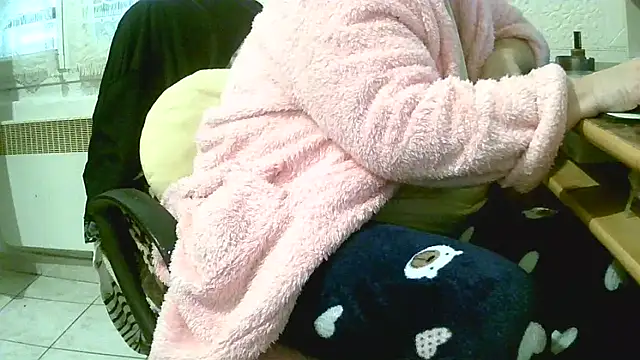 Snapshot of douceur63 chatting on 02-25-26, 11:10 douceur63 online show from 02-25-26, 11:10