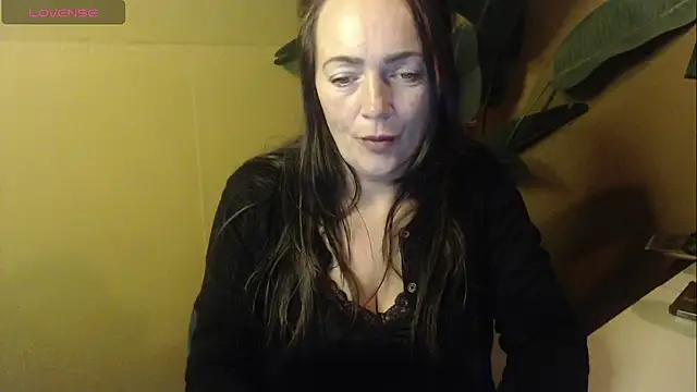 Snapshot of cloe85nl chatting on 12-04-25, 09:52 cloe85nl online show from 12-04-25, 09:52