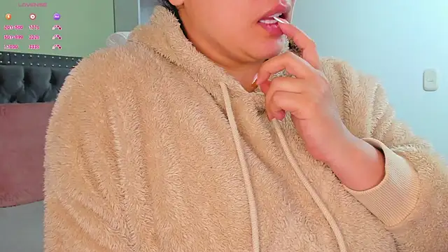 Snapshot of Kyllie_B chatting on 11-25-25, 02:34 Kyllie B online show from 11-25-25, 02:34