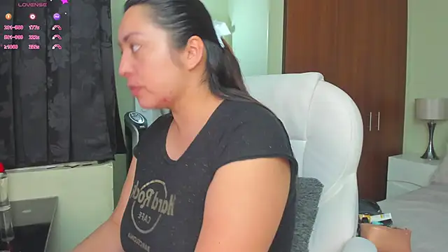 Snapshot of Kyllie_B chatting on 03-18-25, 02:29 Kyllie B online show from 03-18-25, 02:29