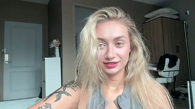 Snapshot of MonicaMilz chatting on 05-18-26, 10:31 MonicaMilz online show from 05-18-26, 10:31