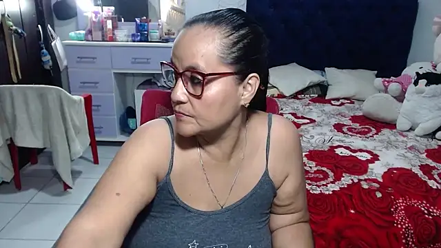 Snapshot of pervert_mommy_ chatting on 06-09-26, 10:44 pervert mommy online show from 06-09-26, 10:44