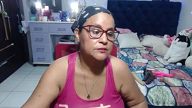 Snapshot of pervert_mommy_ chatting on 06-03-26, 02:33 pervert mommy online show from 06-03-26, 02:33