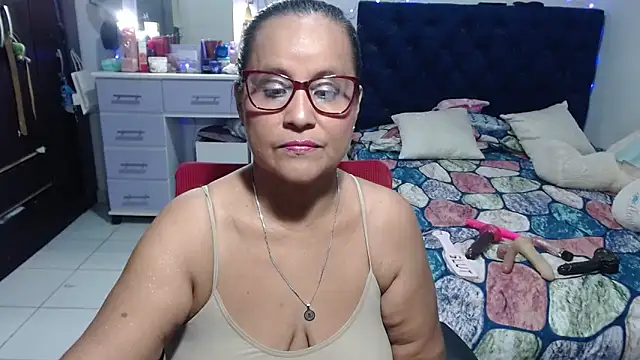 Snapshot of pervert_mommy_ chatting on 06-04-26, 09:47 pervert mommy online show from 06-04-26, 09:47