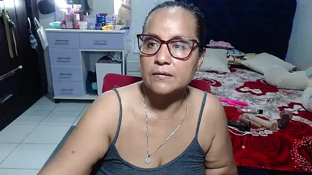 Snapshot of pervert_mommy_ chatting on 06-10-26, 10:49 pervert mommy online show from 06-10-26, 10:49