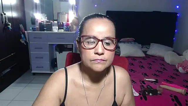 Snapshot of pervert_mommy_ chatting on 07-11-26, 10:04 pervert mommy online show from 07-11-26, 10:04