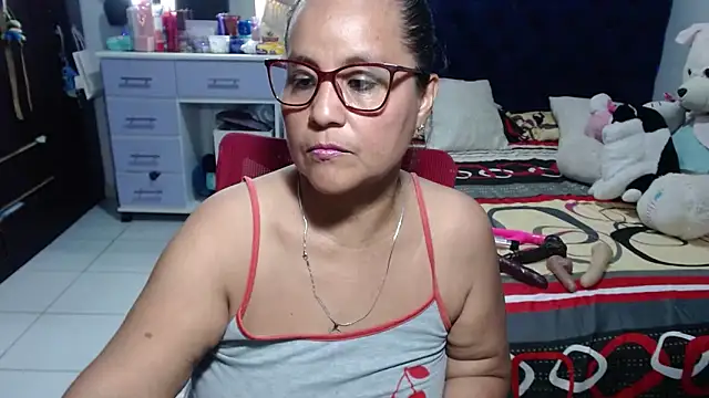 Snapshot of pervert_mommy_ chatting on 06-07-26, 01:16 pervert mommy online show from 06-07-26, 01:16