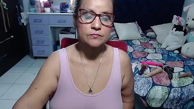 Snapshot of pervert_mommy_ chatting on 06-05-26, 10:21 pervert mommy online show from 06-05-26, 10:21