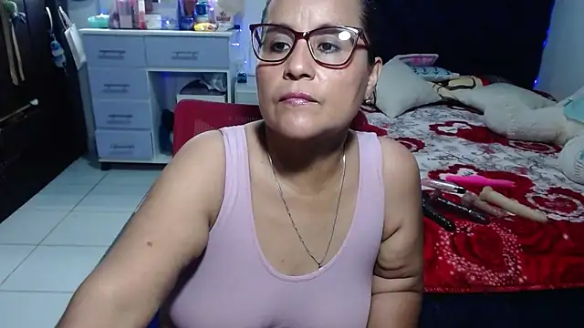 Snapshot of pervert_mommy_ chatting on 06-11-26, 09:50 pervert mommy online show from 06-11-26, 09:50