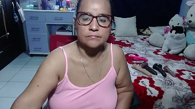 Snapshot of pervert_mommy_ chatting on 06-12-26, 09:40 pervert mommy online show from 06-12-26, 09:40