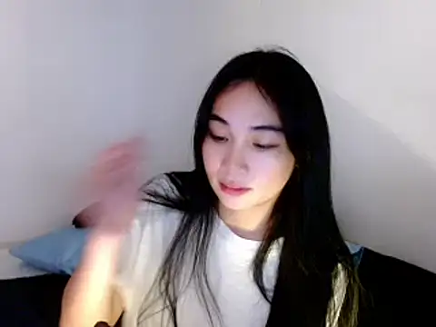 Snapshot of SweetLilly_18 chatting on 03-04-25, 04:17 SweetLilly 18 online show from 03-04-25, 04:17
