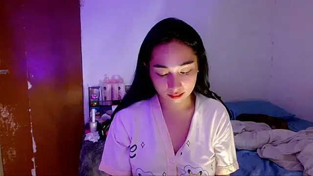 Snapshot of SweetLilly_18 chatting on 09-26-25, 02:35 SweetLilly 18 online show from 09-26-25, 02:35