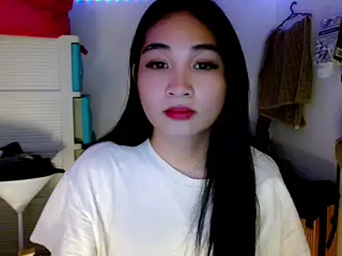 Snapshot of SweetLilly_18 chatting on 03-23-25, 05:54 SweetLilly 18 online show from 03-23-25, 05:54