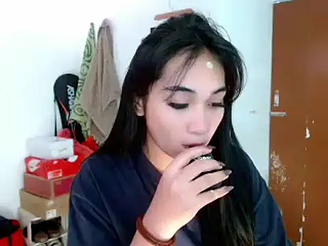 Snapshot of SweetLilly_18 chatting on 02-18-25, 05:09 SweetLilly 18 online show from 02-18-25, 05:09