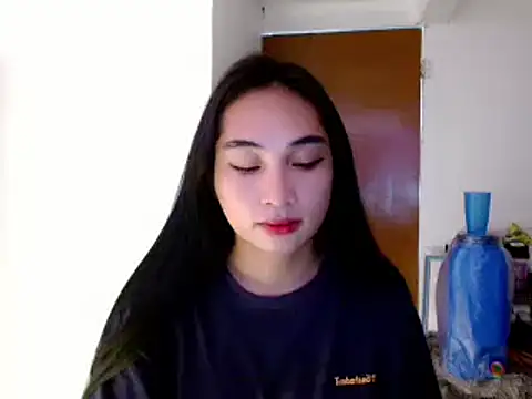 Snapshot of SweetLilly_18 chatting on 01-23-25, 02:44 SweetLilly 18 online show from 01-23-25, 02:44