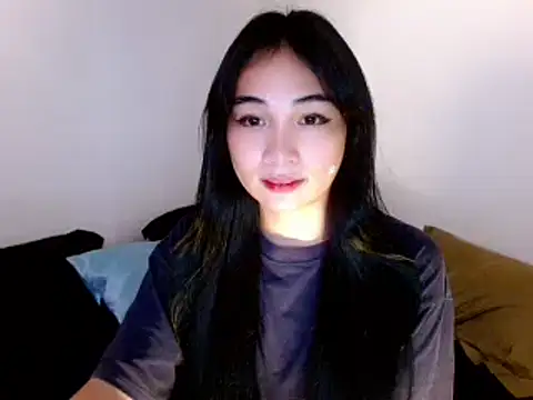 Snapshot of SweetLilly_18 chatting on 03-05-25, 02:14 SweetLilly 18 online show from 03-05-25, 02:14
