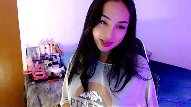 Snapshot of SweetLilly_18 chatting on 10-12-25, 02:13 SweetLilly 18 online show from 10-12-25, 02:13