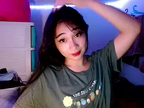 Snapshot of SweetLilly_18 chatting on 03-18-25, 03:44 SweetLilly 18 online show from 03-18-25, 03:44
