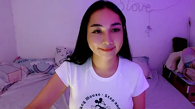 Snapshot of SweetLilly_18 chatting on 09-14-25, 04:35 SweetLilly 18 online show from 09-14-25, 04:35