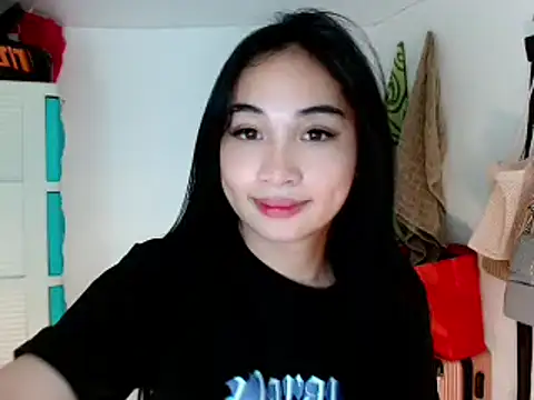 Snapshot of SweetLilly_18 chatting on 02-20-25, 05:23 SweetLilly 18 online show from 02-20-25, 05:23